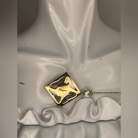 Salvatore Ferragamo, Gold Tone and Pearl Brooch - Picture 6 of 7